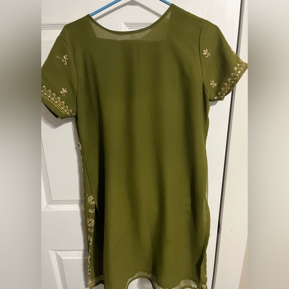 Beautiful outfit - Picture 3 of 4